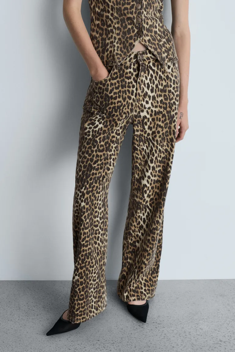 Jeans rectos tiro alto leopardo de Mango en Pantalones para argentina