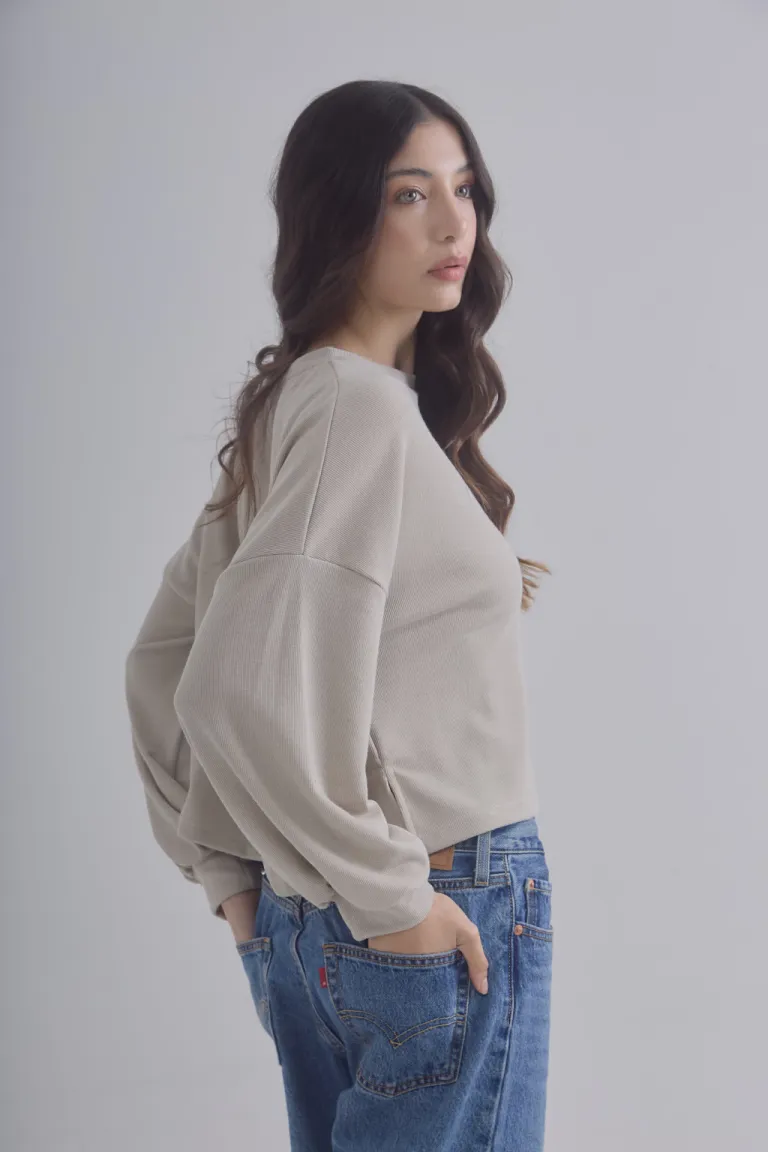 Buzo corto amplio con mangas globo y frunce en la parte superior de Belle en Buzos y Sweaters para argentina