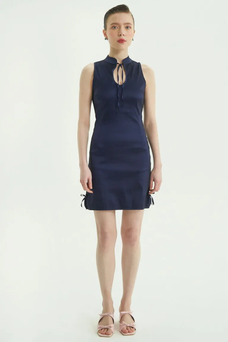 Vestido corto sin mangas con cuello mao y aberturas laterales en tela satinada de Las Pepas en Vestidos para argentina