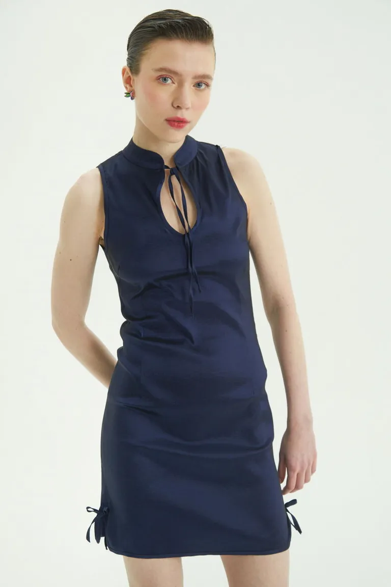 Vestido corto sin mangas con cuello mao y aberturas laterales en tela satinada de Las Pepas en Vestidos para argentina