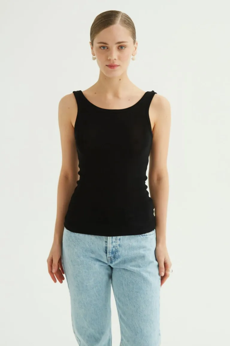 Remera negra de calce ceñido con escote redondo y detalle lateral de Las Pepas en Remeras para argentina