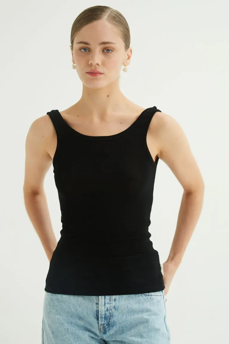 Remera negra de calce ceñido con escote redondo y detalle lateral de Las Pepas en Remeras para argentina