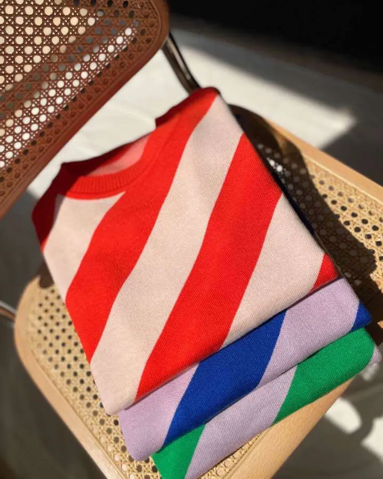 Suéter de jacquard con rayas diagonales en colores azul y blanco para mujer de Hesed en Buzos y Sweaters para argentina