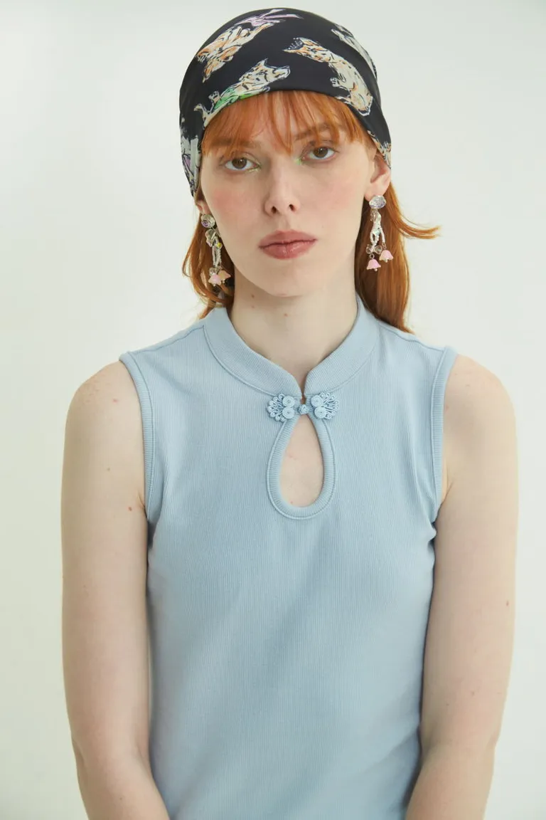 Musculosa de cuello mao con detalle oriental, diseño cómodo y elegante para el día a día de Las Pepas en Tops para argentina