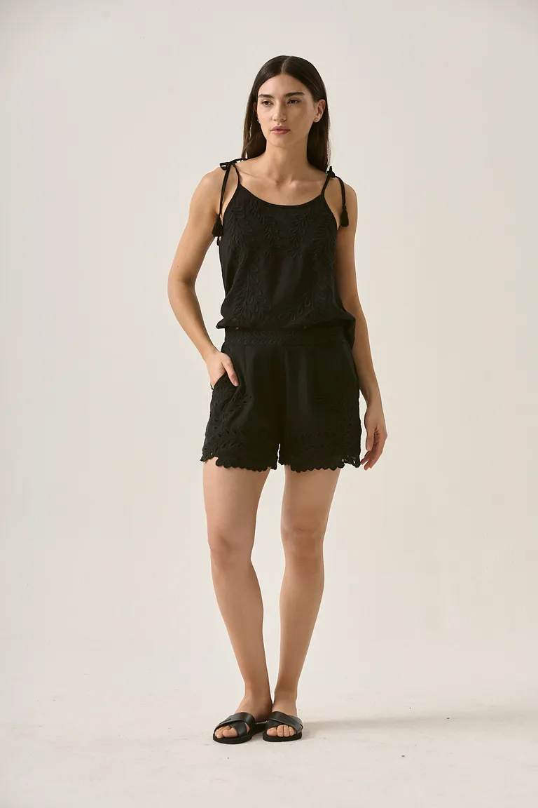 Shorts negro con bordado floral y detalles románticos de Sweet en Shorts para argentina