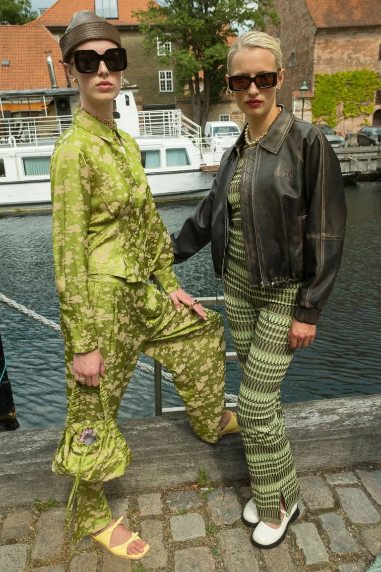 Pantalón de tiro alto con estampado geométrico en tonos vivos de Las Pepas en Pantalones para argentina
