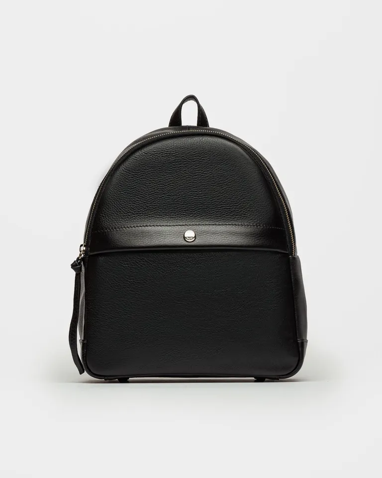 Mochila urbana de cuero negro suave y satinado, estilo casual y descontracturado de Prüne en Mochilas para argentina