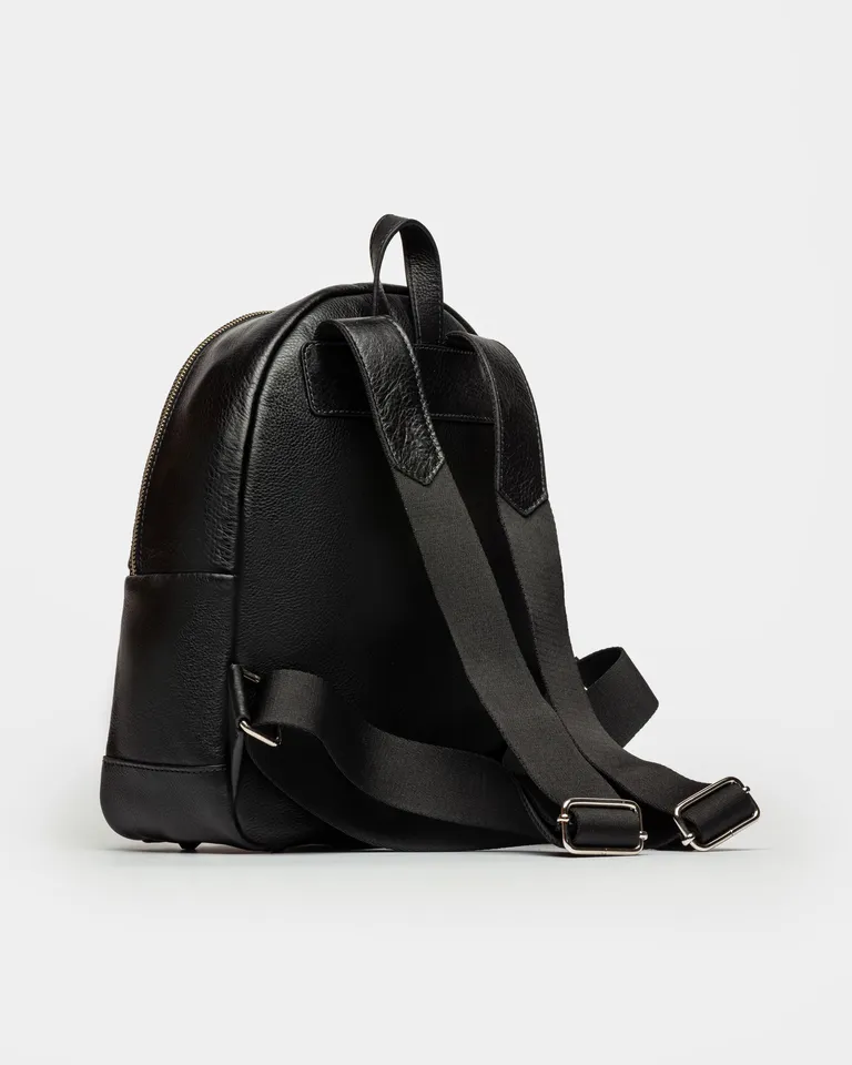 Mochila urbana de cuero negro suave y satinado, estilo casual y descontracturado de Prüne en Mochilas para argentina