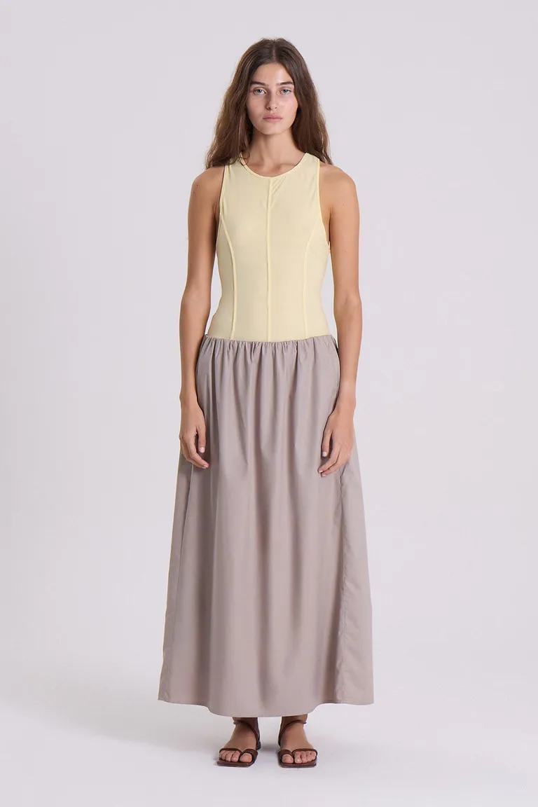 Falda midi de corte holgado en tono neutro, perfecta para complementar cualquier estilo de Maria Cher en Faldas para argentina