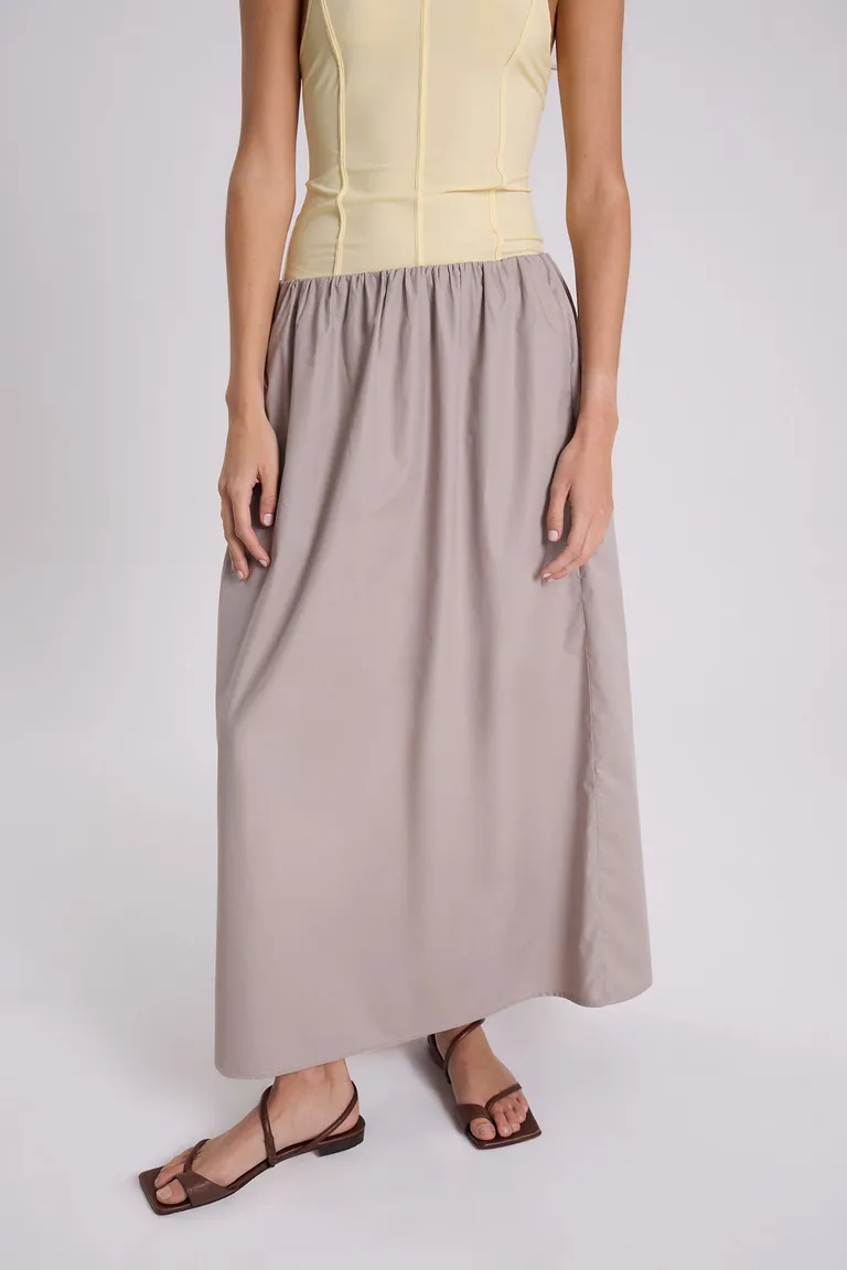 Falda midi de corte holgado en tono neutro, perfecta para complementar cualquier estilo de Maria Cher en Faldas para argentina