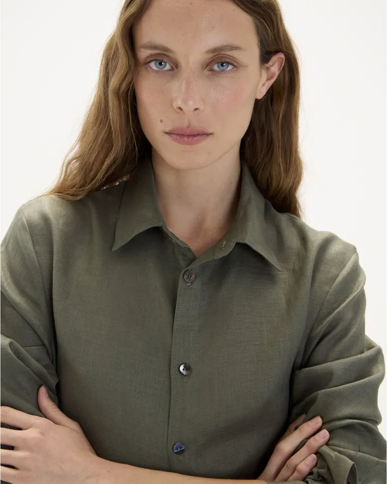 Vestido de lino con diseño evasé y detalles funcionales de Blue Sheep en Vestidos para argentina