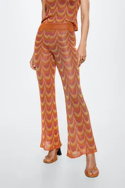 Pantalón punto acampanado retro de Mango en Pantalones para argentina