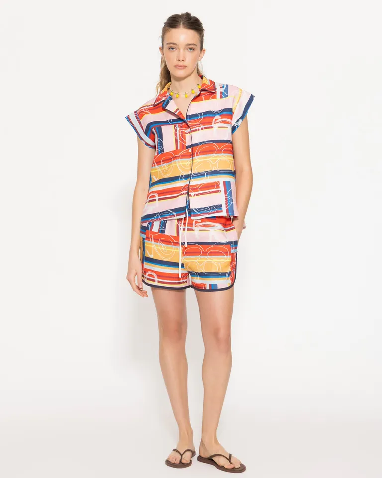 Short liviano con bolsillos laterales y vivo en los costados, ajuste elastizado en cintura de Jazmin Chebar en Shorts para argentina