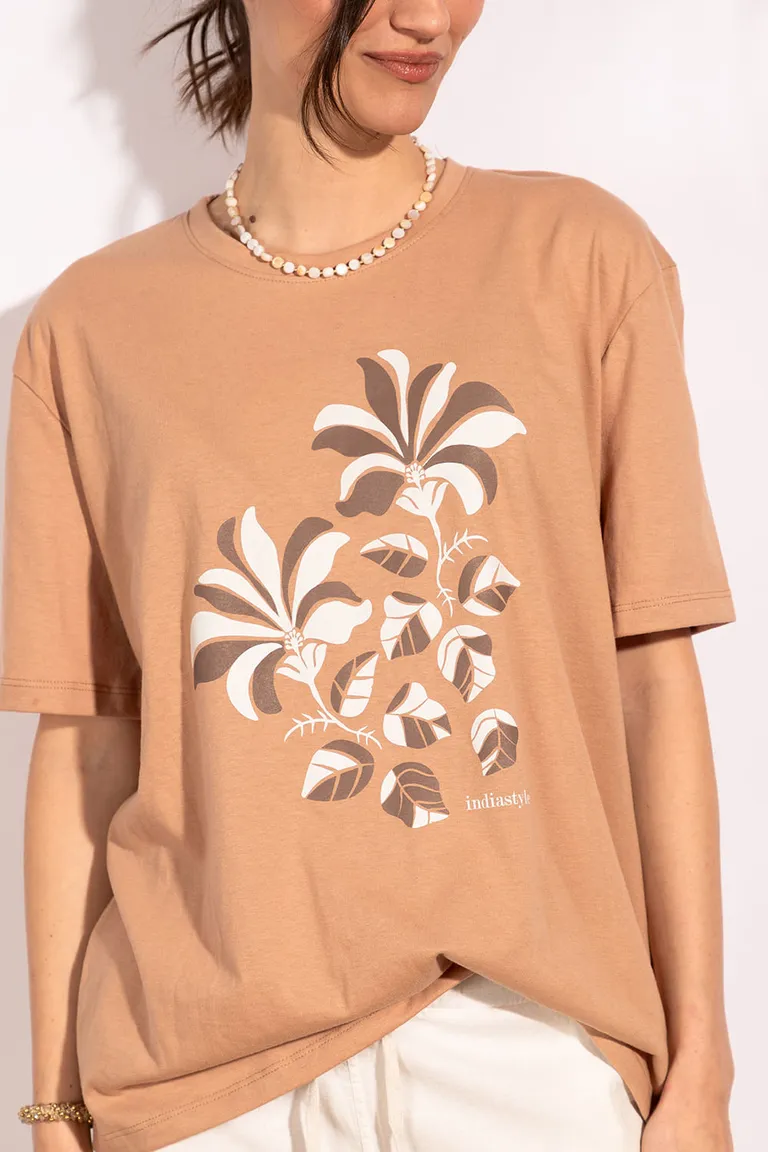 Remera de mujer manga corta con estampado floral central y cuello redondo de Indiastyle en Remeras para argentina