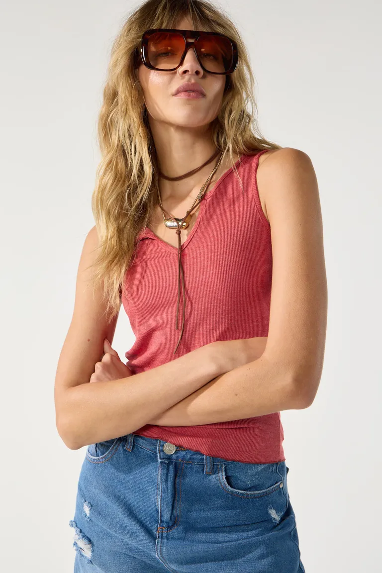 Top sin mangas rojo con escote en V, diseño sencillo y versátil para un estilo casual y moderno de Cuesta Blanca en Remeras para argentina