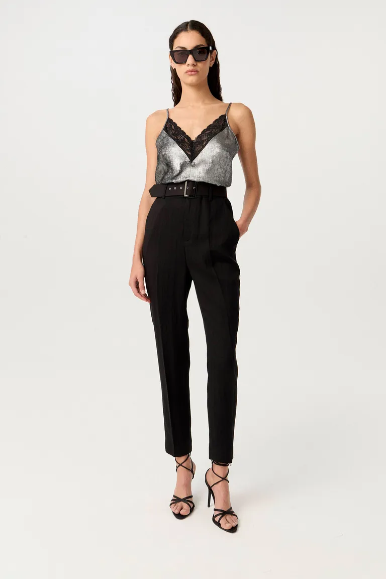 Top gris con detalles de encaje - Prenda elegante y de estilo refinado de Markova en Tops para argentina