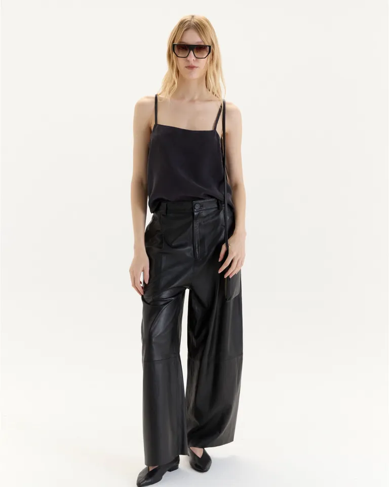 Pantalón de cuero negro oversize con pinzas y bolsillos diagonales de Blue Sheep en Pantalones para argentina