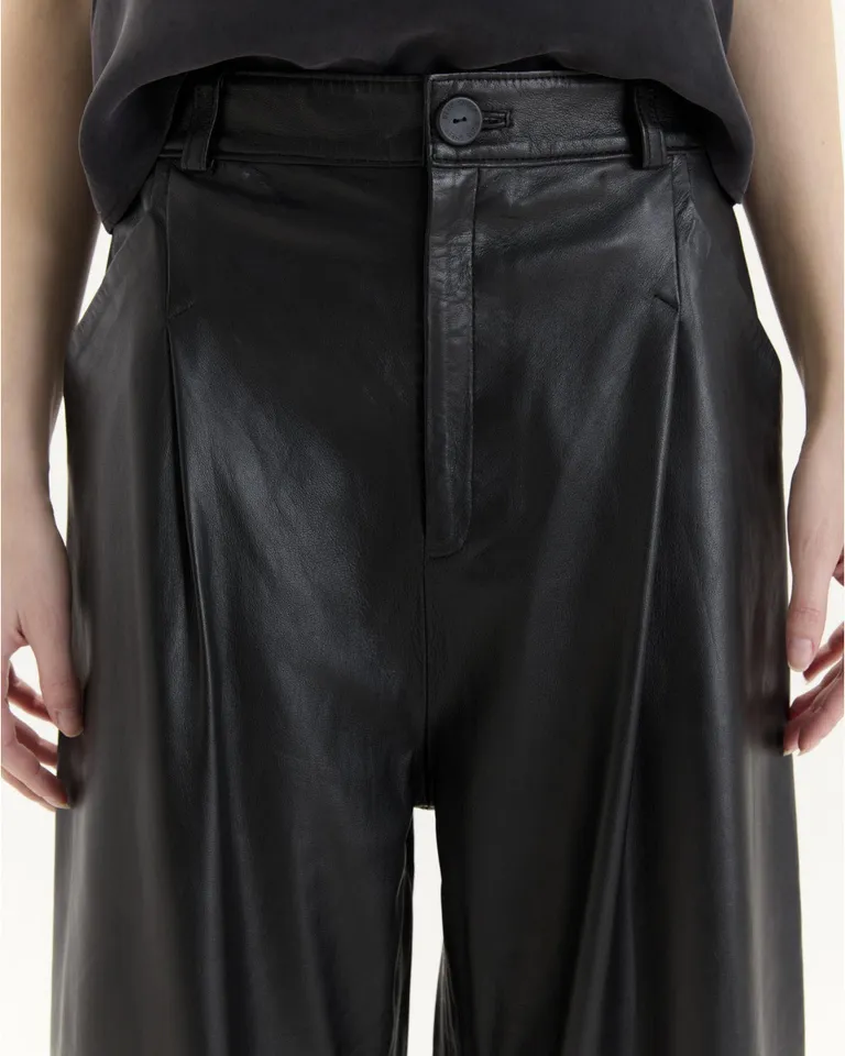 Pantalón de cuero negro oversize con pinzas y bolsillos diagonales de Blue Sheep en Pantalones para argentina
