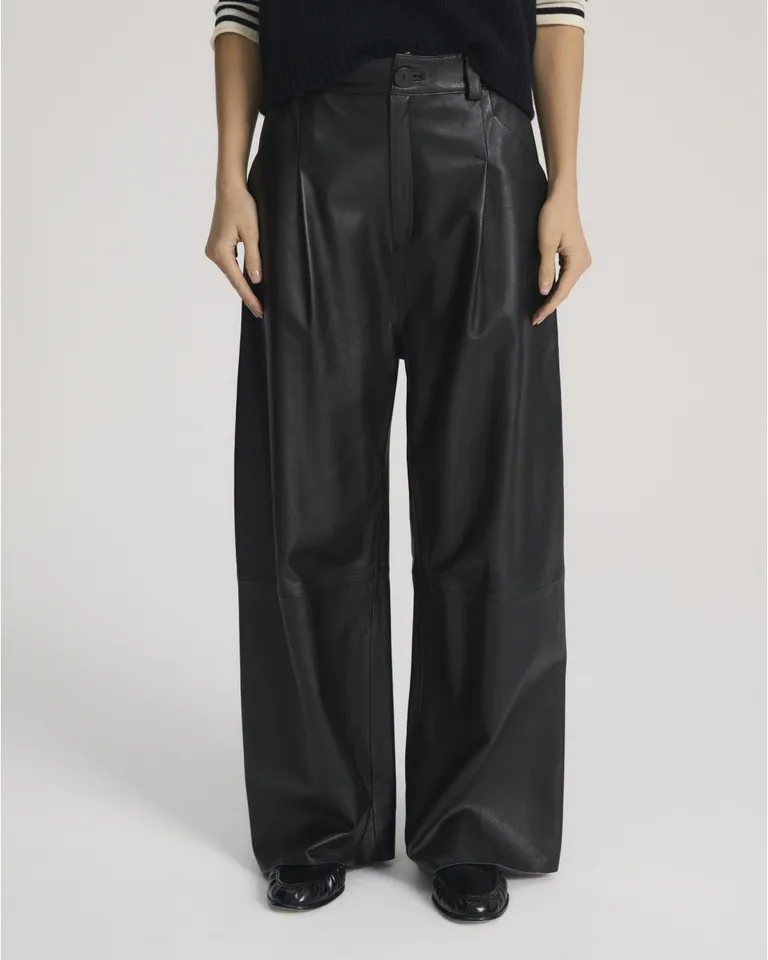 Pantalón de cuero negro oversize con pinzas y bolsillos diagonales de Blue Sheep en Pantalones para argentina