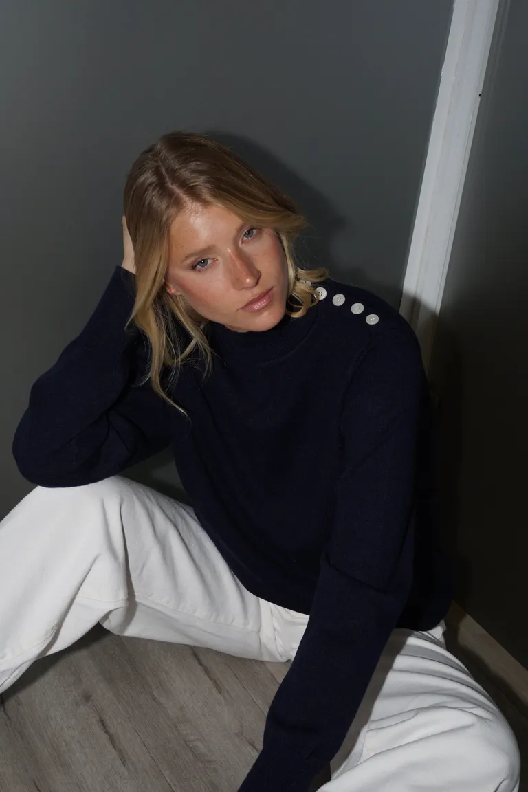 Sweater tejido con cuello alto y detalle de botones en el hombro de Naíma en Buzos y Sweaters para argentina