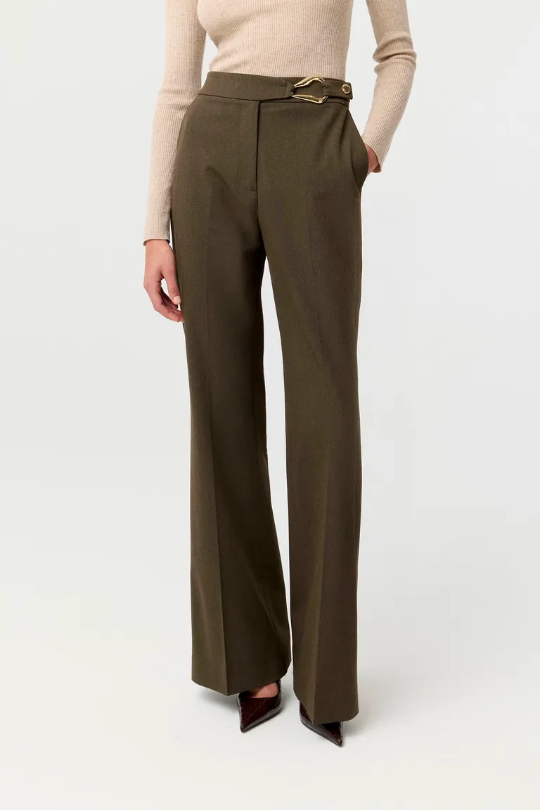 Pantalón de sastrería tiro alto con pierna flare, cintura cruzada y bolsillos diagonales de Markova en Pantalones para argentina