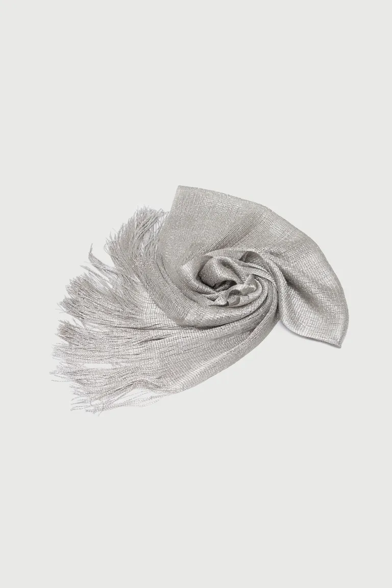 Chalina tejida con hilo metalizado, el accesorio perfecto para un look sofisticado y brillante de Markova en Bufandas y Pañuelos para argentina