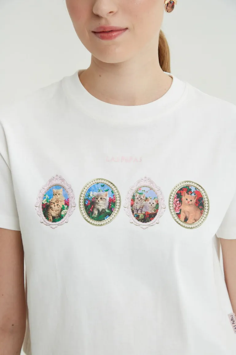 Remera crop con mangas con lazos y estampado central de gatitos en estilo retrato de Las Pepas en Remeras para argentina