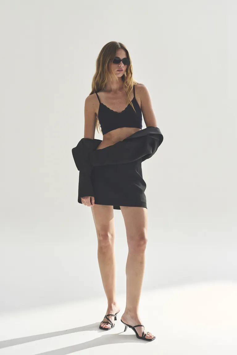 Top negro de tirantes finos para mujer - Prenda básica y versátil de Akiabara en Tops para argentina