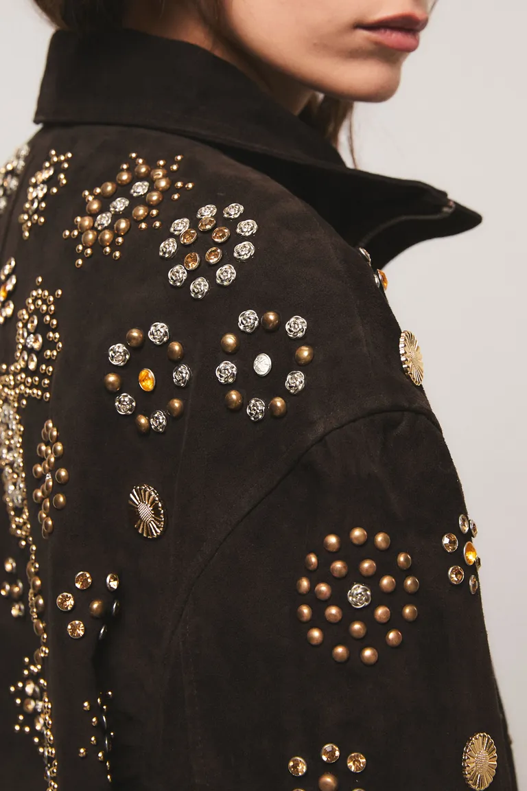 Chaqueta bomber de estilo urbano con detalles de remaches y pedrería en la parte superior de Kosiuko en Chaquetas para argentina