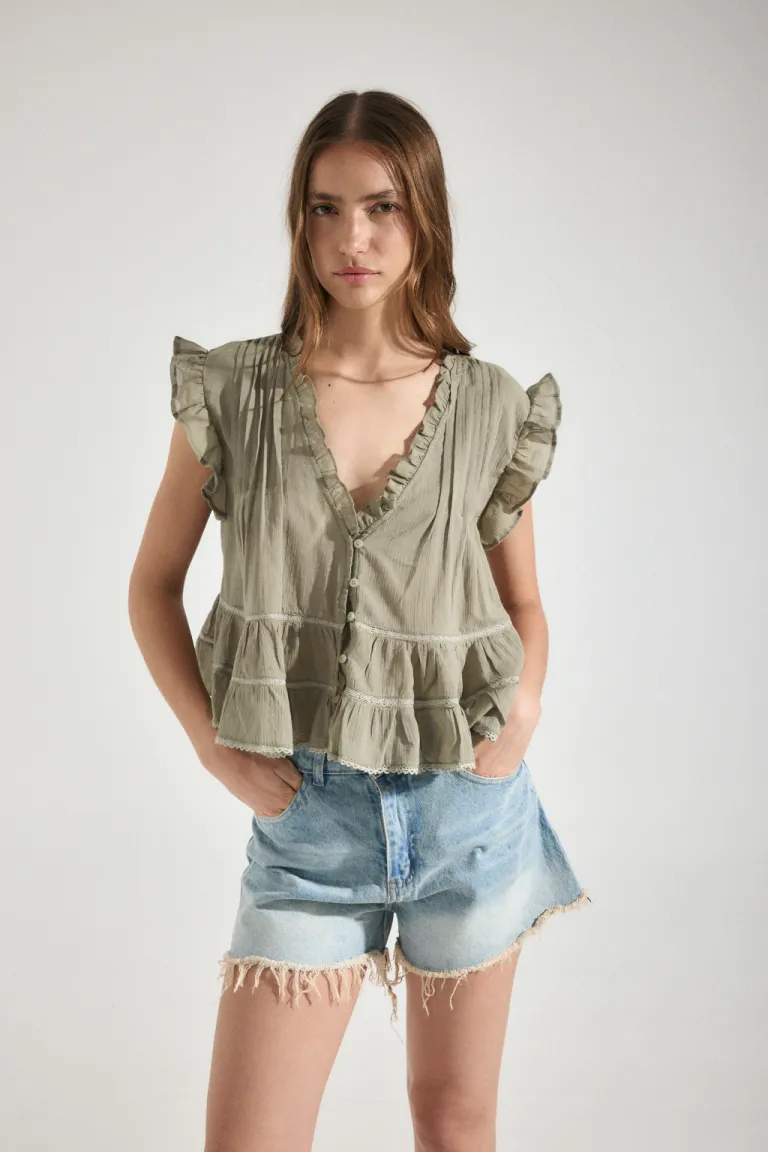 Blusa con volados y alforzas en escote en V elaborada en lino de Audaz en Blusas para argentina