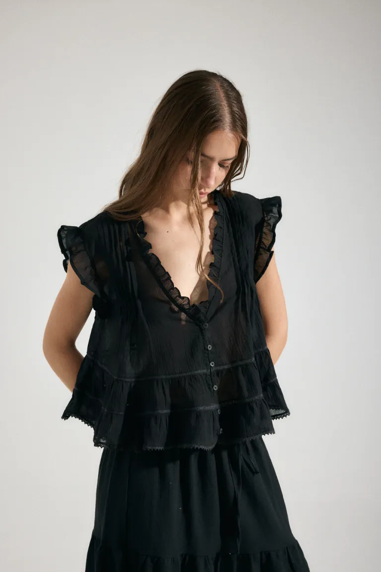 Blusa con volados y alforzas en escote en V elaborada en lino de Audaz en Blusas para argentina