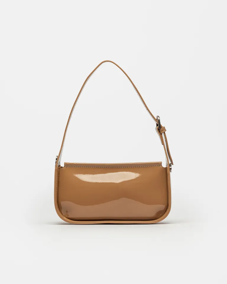 Cartera al hombro de efecto cuero charol, sofisticada y versátil para múltiples ocasiones de Prüne en Bolsos y Carteras para argentina