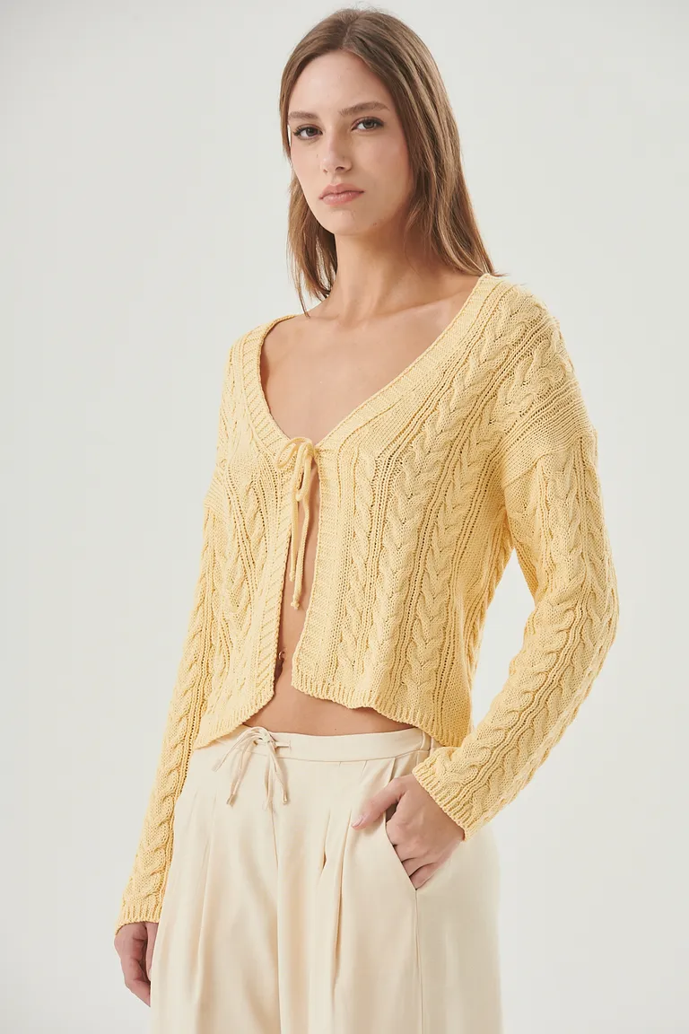 Saco de punto trenzado con lazo delantero en color amarillo - Prenda femenina y versátil de Sweet en Chaquetas para argentina