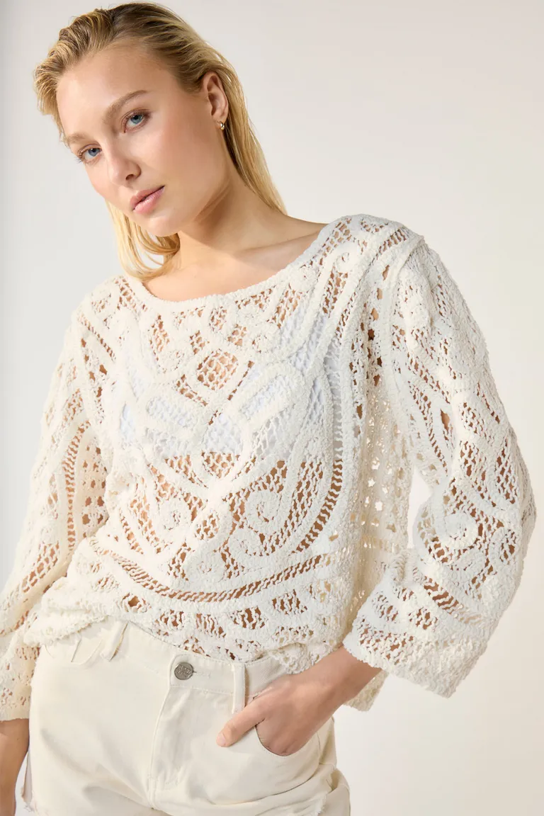 Elegante suéter de tejido con base de red abierta y detalles de encaje de crochet de Cuesta Blanca en Buzos y Sweaters para argentina