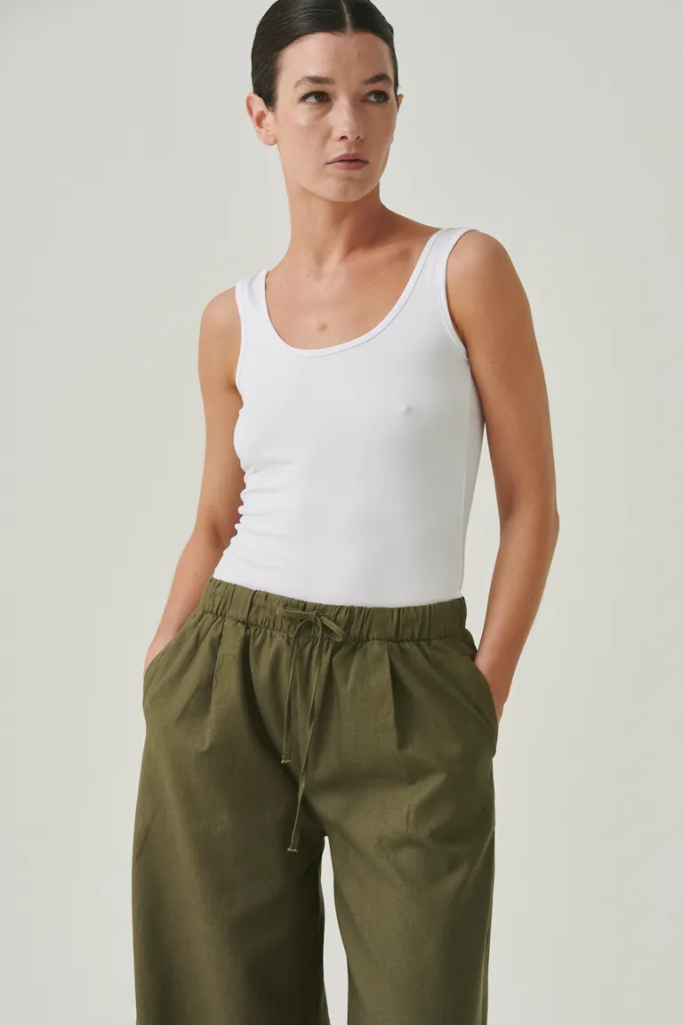 Camiseta básica de modal, diseño al cuerpo con escote en U para un look femenino y casual de Sweet en Remeras para argentina