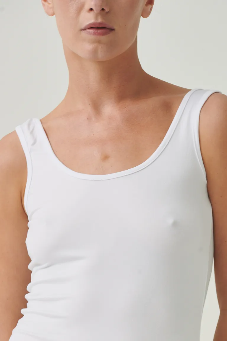 Camiseta básica de modal, diseño al cuerpo con escote en U para un look femenino y casual de Sweet en Remeras para argentina