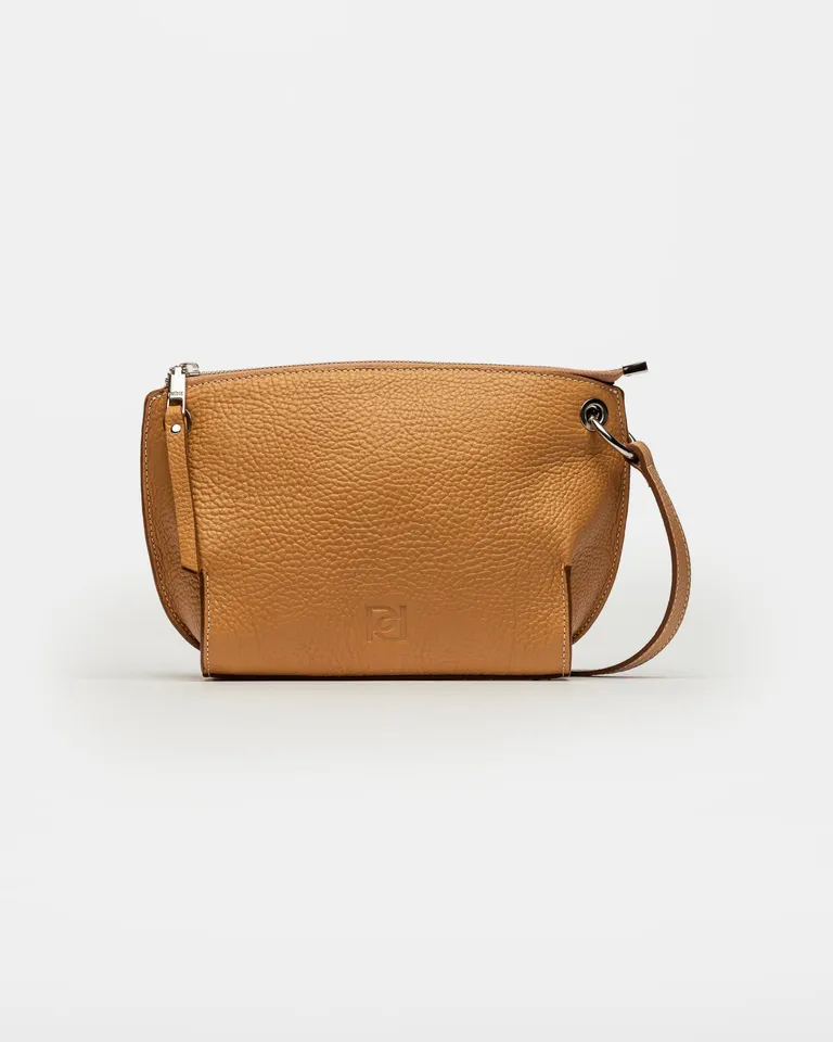 Bolso de cuero marrón con diseño curvo y formato rígido de la línea Sauvage de Prüne en Bolsos y Carteras para argentina