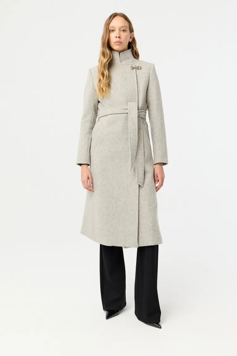 Tapado largo entallado de paño con cuello alto y alamar metálico frontal de Markova en Tapados para argentina