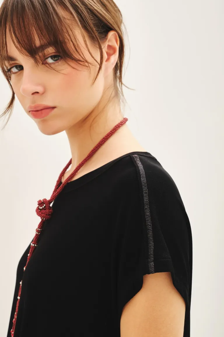 Remera de manga caída con detalles bordados y medalla en la espalda de Rapsodia en Remeras para argentina