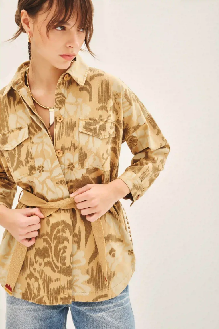 Campera de gabardina con bordados y lazo ajustable para un estilo safari elegante de Rapsodia en Chaquetas para argentina