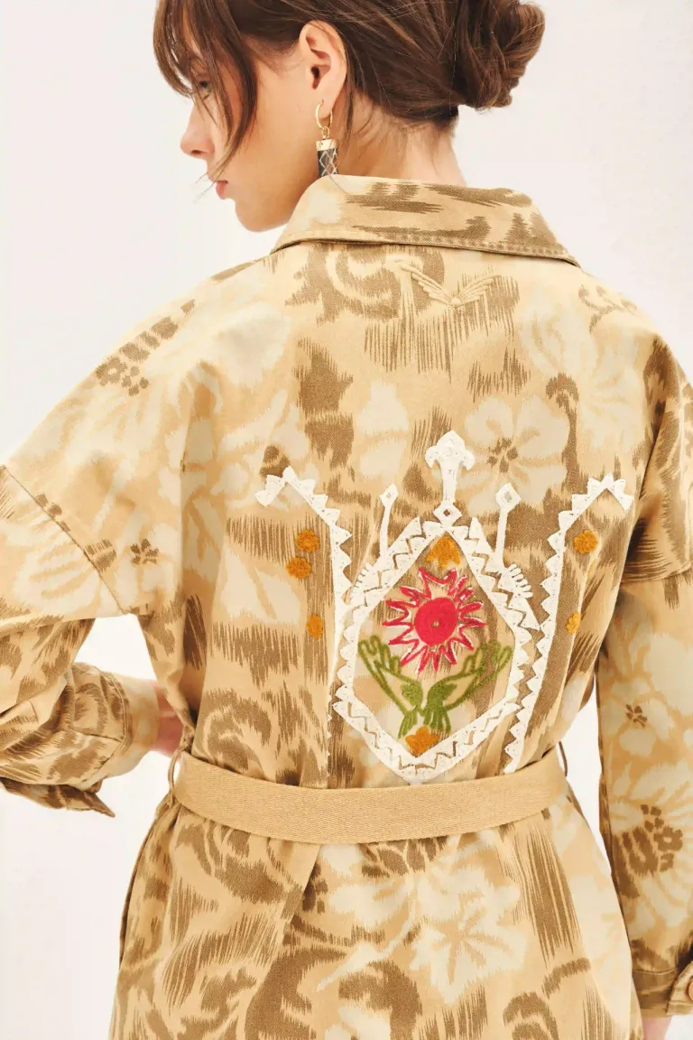 Campera de gabardina con bordados y lazo ajustable para un estilo safari elegante de Rapsodia en Chaquetas para argentina