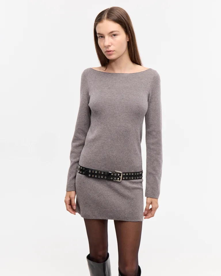 Vestido corto de tejido con escote bote, mangas largas y silueta recta con terminaciones deshilachadas de Ay Not Dead en Vestidos para argentina