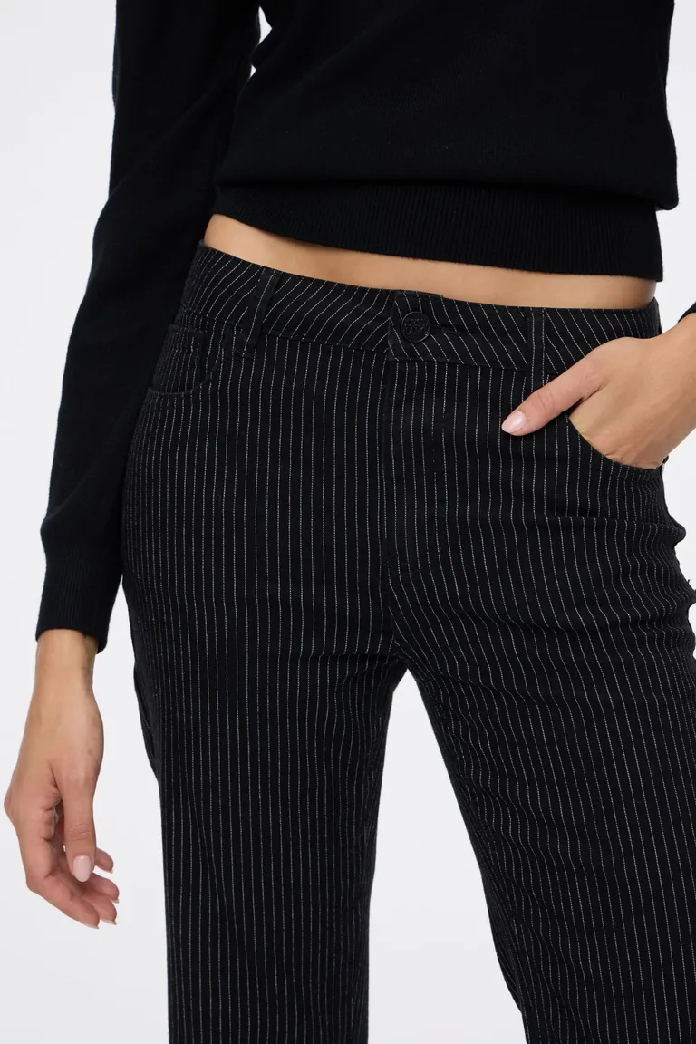 Pantalón oxford tiro medio con diseño de rayas verticales de Cuesta Blanca en Pantalones para argentina