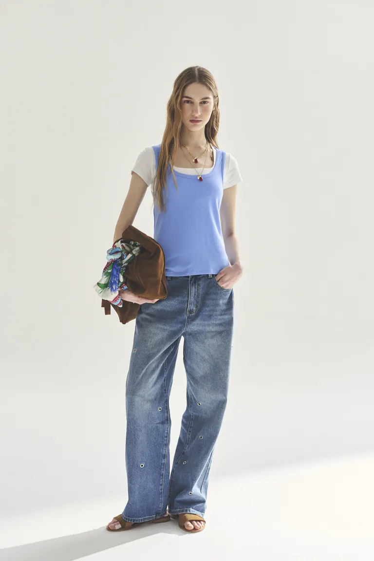 Remera de corte contemporáneo y estilo versátil para mujer de Akiabara en Remeras para argentina