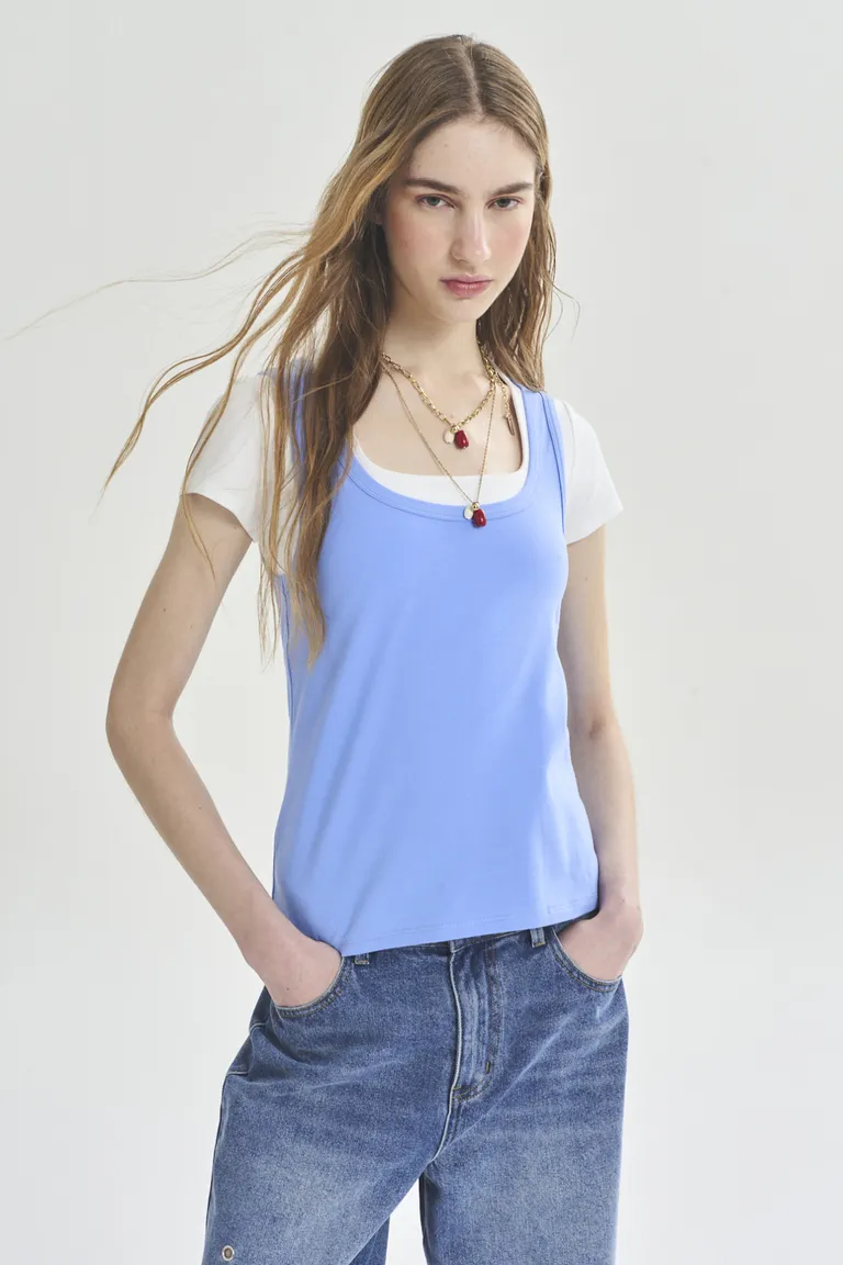 Remera de corte contemporáneo y estilo versátil para mujer de Akiabara en Remeras para argentina