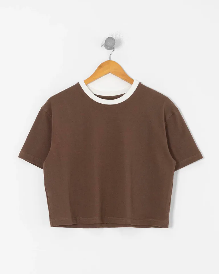 Remera crop de algodón con cuello combinado en tonalidad marrón de Sky en Remeras para argentina