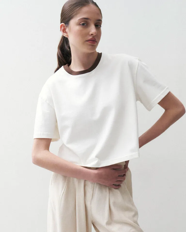 Remera crop de algodón con cuello combinado en tonalidad marrón de Sky en Remeras para argentina