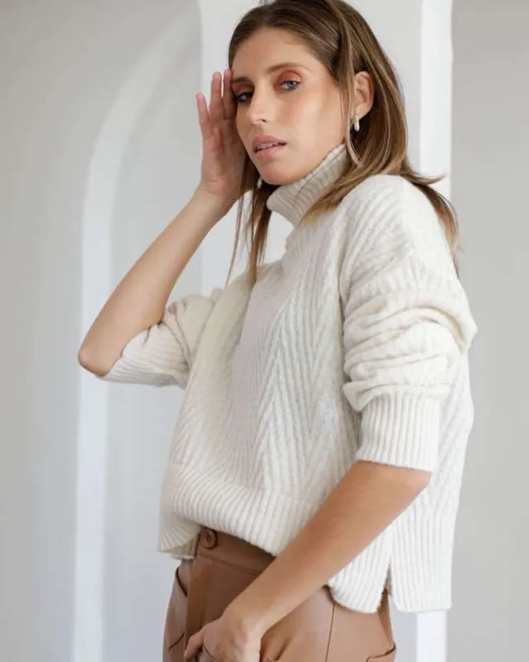 Suéter de punto blanco texturizado con diseño zig zag de Hesed en Buzos y Sweaters para argentina