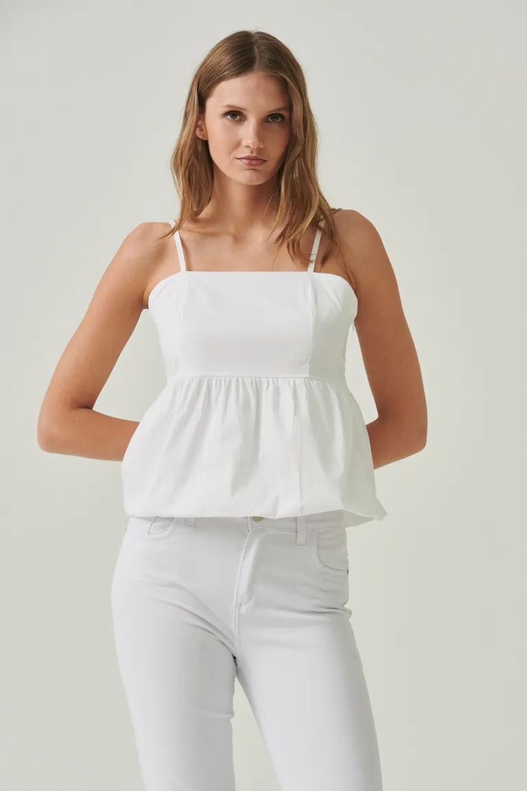 Top blanco de diseño versátil con escote recto y caída suelta de Sweet en Tops para argentina