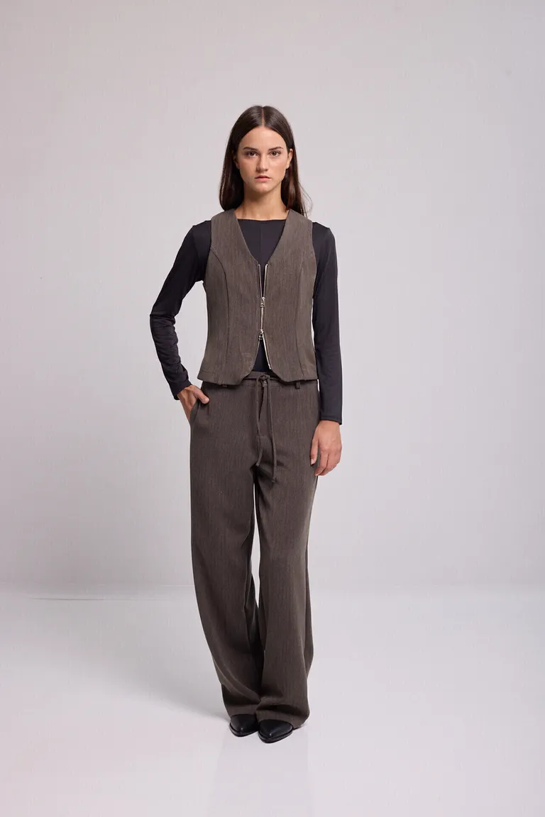 Chaleco sastrero entallado con cierre central y pinzas de ajuste de Kill en Chalecos para argentina